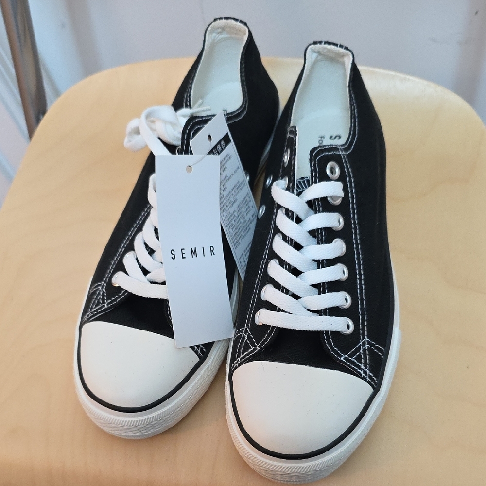 Classic Black/White Low-Top Sneakers Sz 40, US Men 7/7.5/ US Wmn 9/9.5 NWT